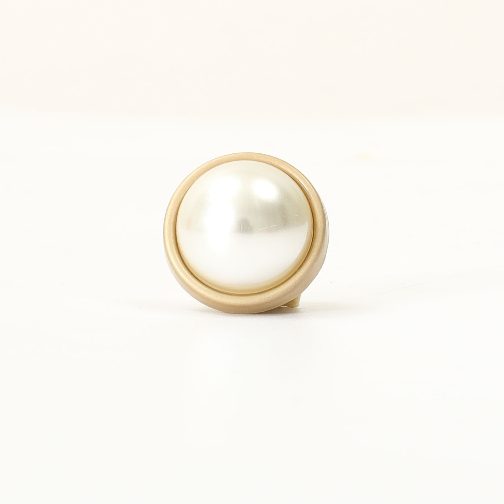 Pearl button